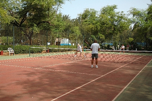DSC_0696.JPG - Un peu de tennis quand m�me:Maija / Jean-Claude contre Suzanne / Eddy