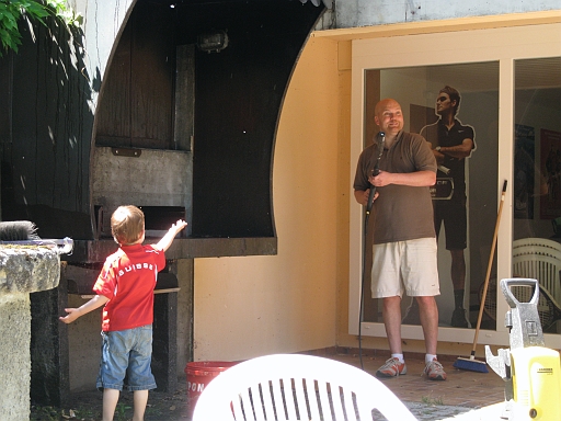 IMG_0940.JPG - Olivier a troqu� sa raquette Wilson pour le manche du Karcher!Ca rigole pas!