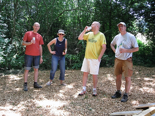 IMG_0944.JPG - Un pause bien m�rit� sur le sol de copeaux du futur bar.