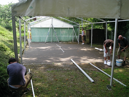 IMG_0961.JPG - Sous la direction de Sylvain, l'�quipe "tente" s'applique consciencieusement.