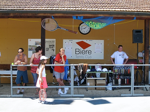 IMG_1009.JPG - Samedi matin...D�couverte du tennis et essai de mat�riel gr�ce au stand de Fran�ois-Sports � Morges.