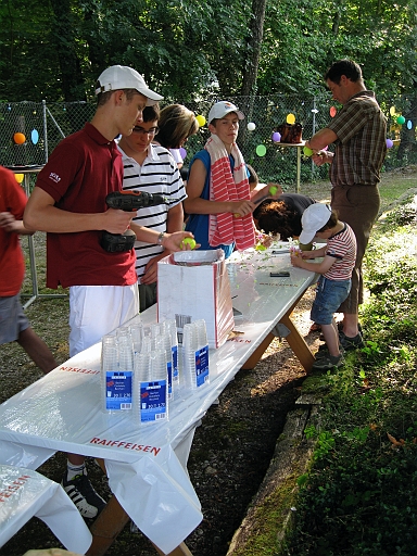 IMG_1014.JPG - Tout le monde s'affaire pour terminer les d�corations � temps. Les premiers invit�s arrivent d�j�...