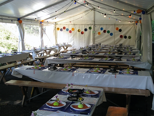 IMG_1020.JPG - D�coration de la grande tente avec les boules de tennis r�alis�es par la classe de Coralie Jotterand. C'�tait magnifique. Bravo � tous!