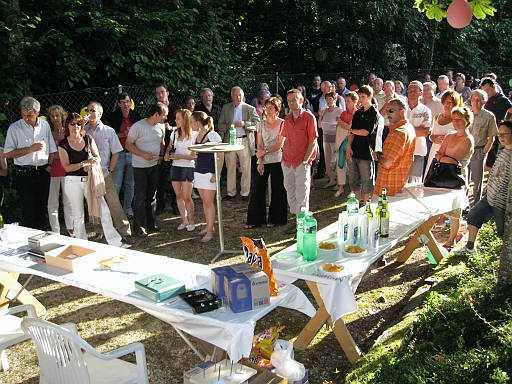 IMG_1026.JPG - L'ap�ro officiel du samedi a rassembl�e beaucoup de personnes.