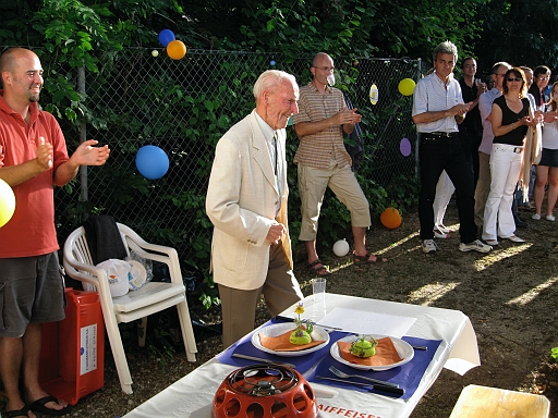 IMG_1031.JPG - M. Ernest Vittoz, nomm� membre d'honneur du tennis-club de Bi�re, s'appr�te � recevoir son dipl�me des mains de Pierre-Alain Chenevard.