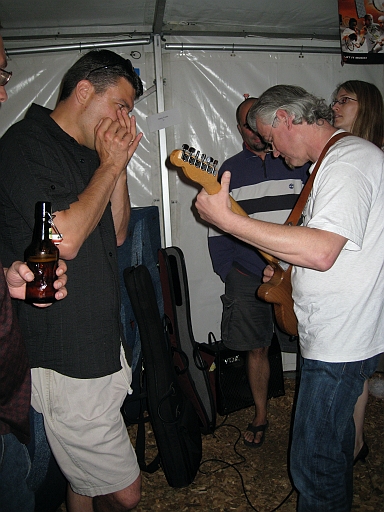 IMG_1063.JPG - Moment de blues offert par Guy (guitare) et S�bastien (harmonica). De toute beaut�.