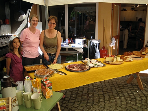 IMG_1064.JPG - Dimanche matin, Camille et Carole, aid�es de S�verine, Isabelle et Mathilde, ont pr�par� un copieux brunch.