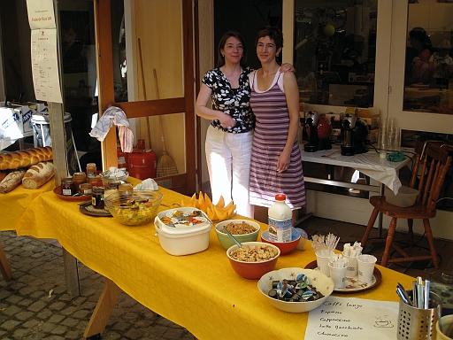 IMG_1066.JPG - Dimanche matin, Camille et Carole, aid�es de S�verine, Isabelle et Mathilde, ont pr�par� un copieux brunch.