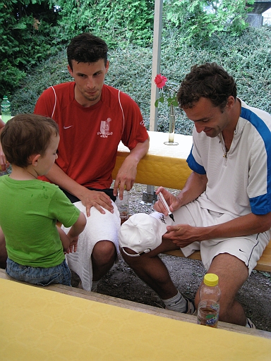 IMG_1079.JPG - Les jeunes joueurs en profitent pour demander des autographes aux deux champions.