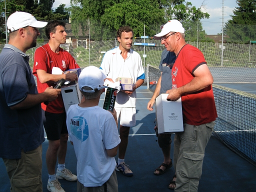 IMG_1081.JPG - Pierre-Alain f�licite les deux joueurs au terme d'une belle partie de haut niveau.