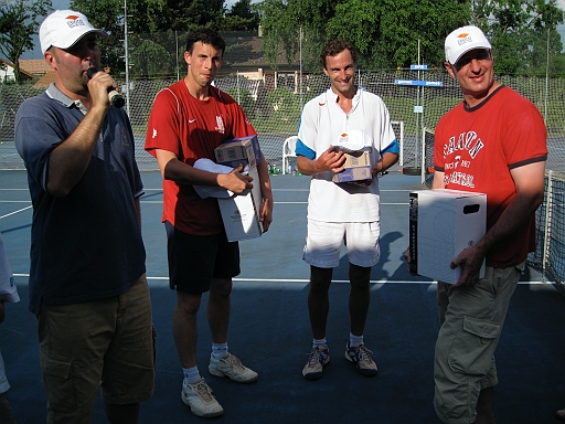IMG_1082.JPG - Pierre-Alain f�licite les deux joueurs au terme d'une belle partie de haut niveau.