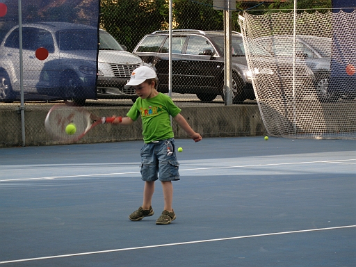 IMG_1086.JPG - Arnaud s'applique et fixe la balle du regard comme il se doit.